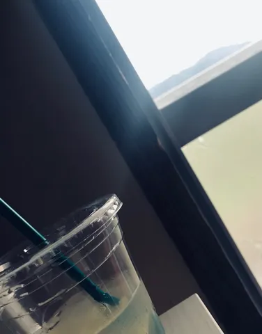 窓辺の涼しげな一杯
