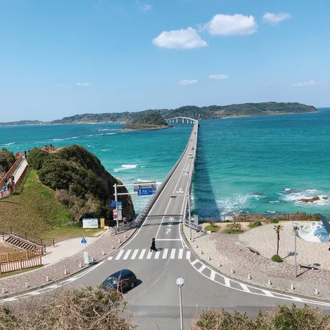 青い海を渡る一本道
