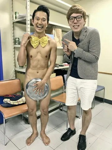 衝撃！裸に蝶ネクタイと皿