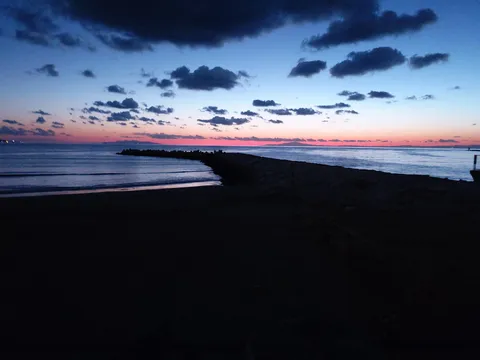 防波堤が切り取る夕景