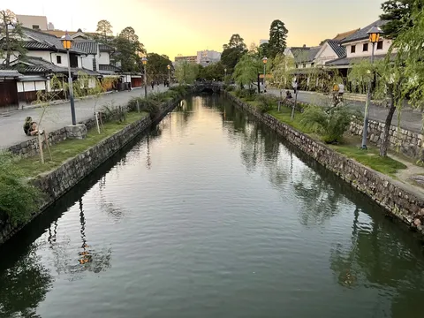 夕暮れの水路の風情