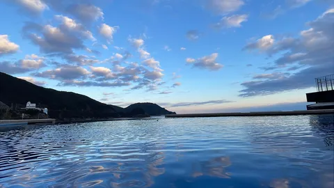 水面と空の青のコントラスト