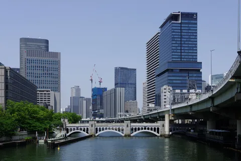 水辺にそびえる都市の風景
