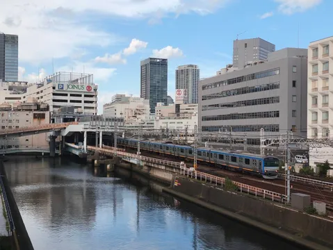 水辺を走る都会の風景