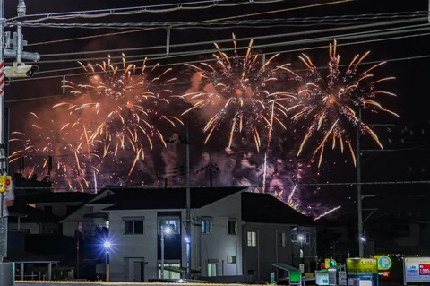 夜空を彩る、街の灯りと花火