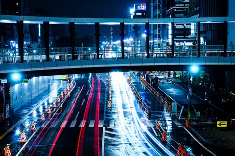 雨夜を走る光の道