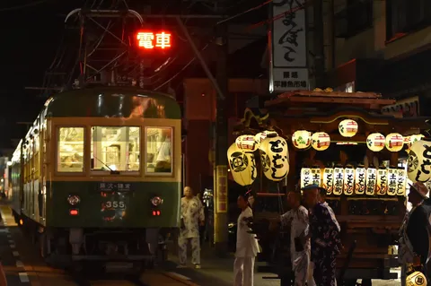 提灯と電車、夏の夜の競演