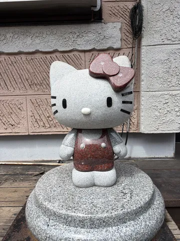 石像のキティ、静かな佇まい