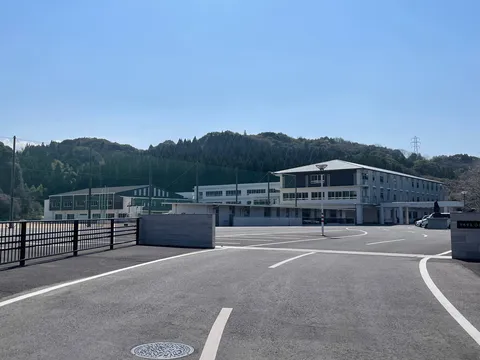 穏やかな学び舎、青空の下