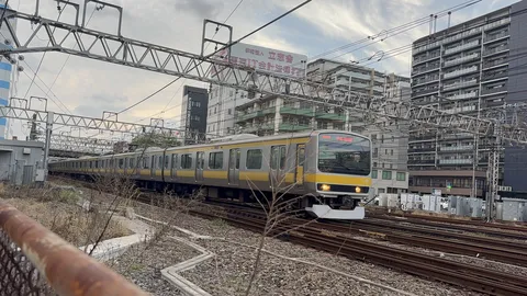 街並みを抜ける電車