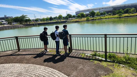 川辺の涼風、３人組の視線