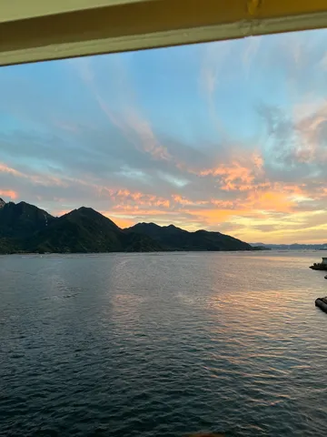 夕景と静かな海の余韻