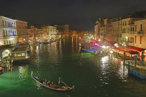 夜に浮かぶ水の都の幻想
