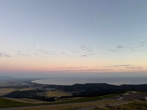 潮風と夕暮れの丘