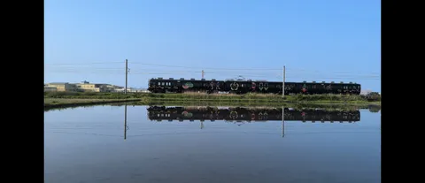 水鏡に映る列車の静景