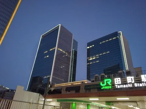 都会の夜景と駅の灯り