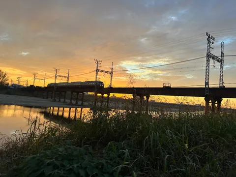 夕焼けと電車、ノスタルジックな鉄橋