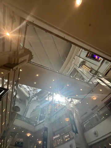 光の階層が描く空間