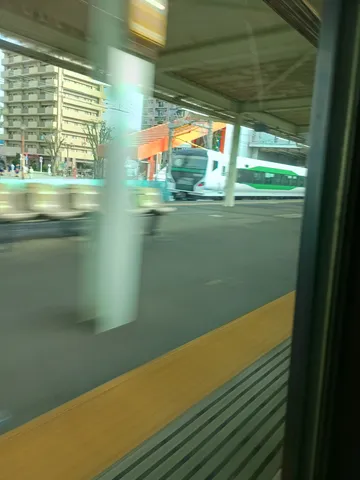 流れる窓景、隣の車両