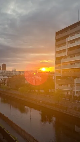 夕焼けにきらめく水面