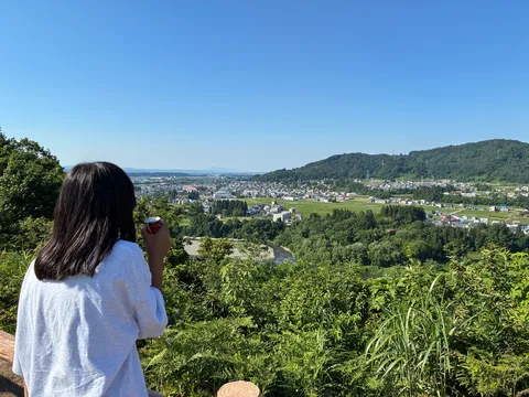 緑と空、そして遠い街