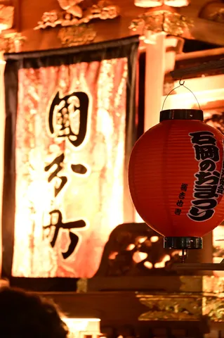 提灯と賑わいの文字