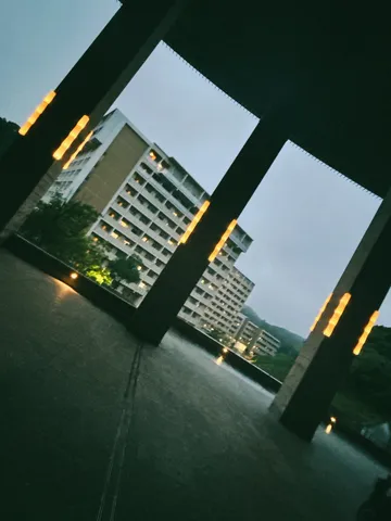 雨上がりの高層マンション
