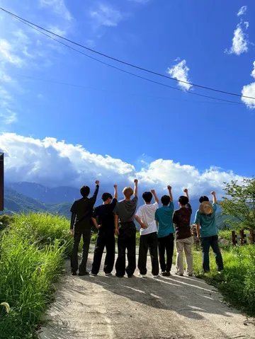 青空の下、未来を掴む