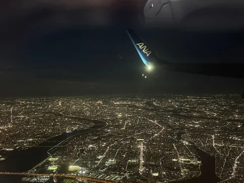 夜空に浮かぶ都市の輝き