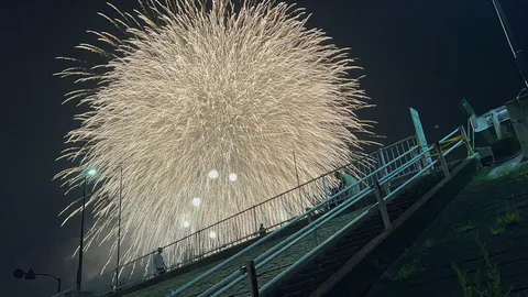 夜空を染める花火の余韻