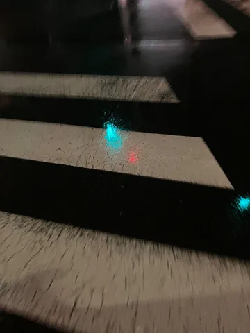 夜の横断歩道の光と影