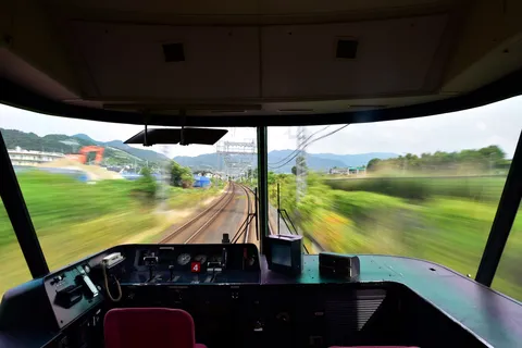 疾走する車窓、流れる景色