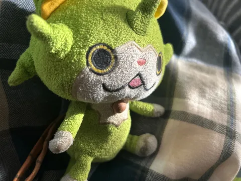 ぬいぐるみとチェック柄のコントラスト