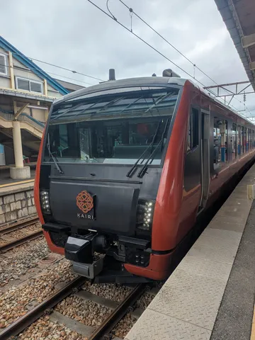 赤い列車の静かな瞬間