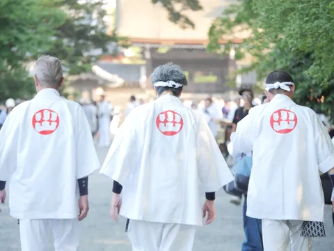 連なる白装束、神聖な響き