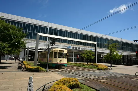 光る駅前のレトロトラム