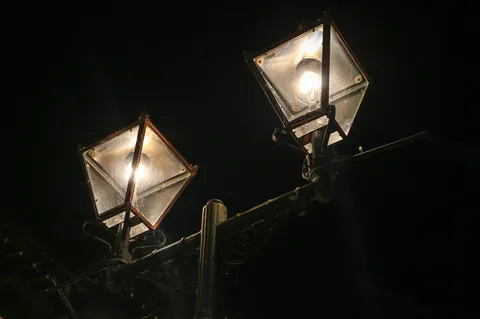 夜の灯りが揺れる街灯