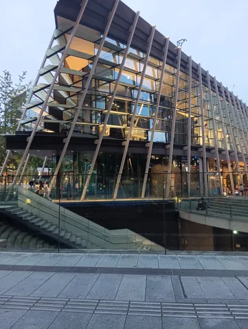 幾何学的な光の建築