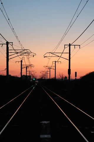 夕暮れの鉄路、未来への架け橋