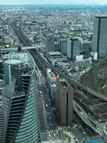 高層ビル群と鉄道網の広がり