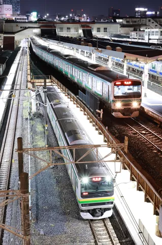 夜の駅に響く電車の鼓動