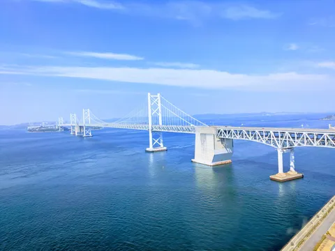 雄大な海の上の白い道