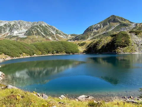 青空と静かな湖畔の遠景