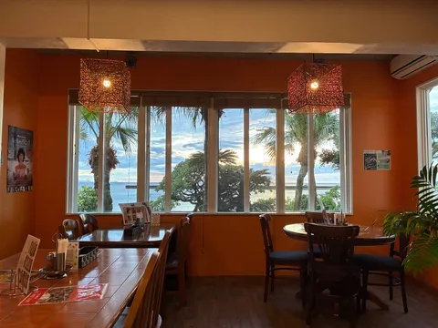 窓辺に広がる海と橙の光
