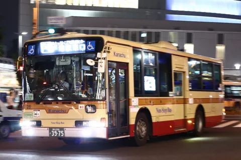 夜の街を駆けるノンステップバス