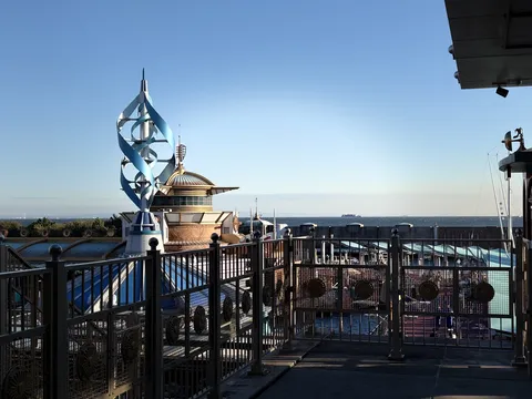 青い螺旋が目を引く水辺の風景