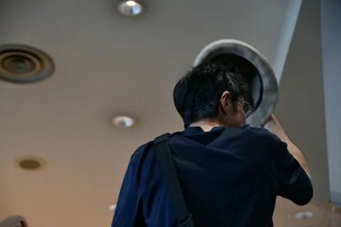 静寂を裂く、一瞬の所作