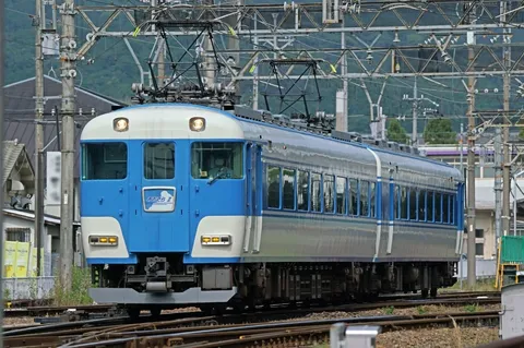 青と鉄路の懐かしさ