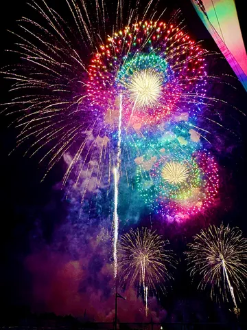 夜空はディスコ！カラフル花火乱舞