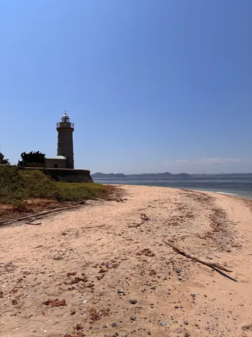 灯台と砂浜の悠久の風景